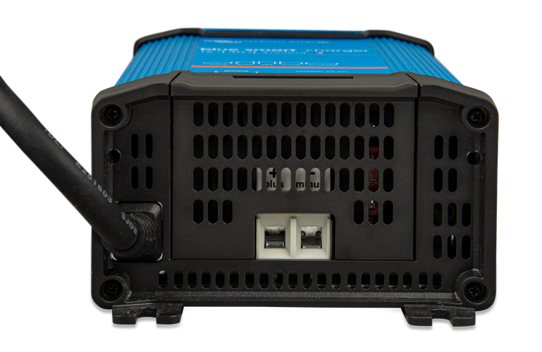 Victron Blue Smart Ip22 Batterilader 12V 20A 1-Kanal shown in angle view