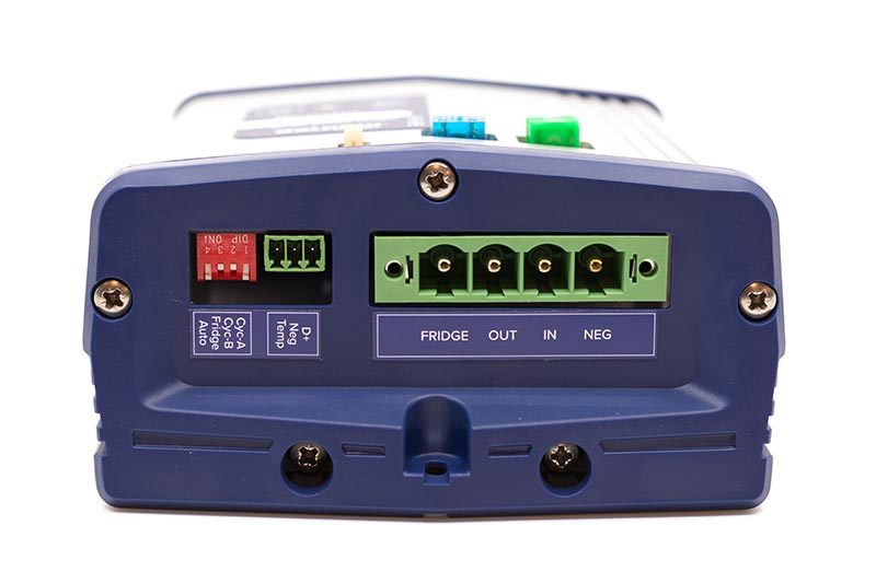Dolphin Booster Dc-Dc 12V 40A/18A - 2 Utganger shown in angle view